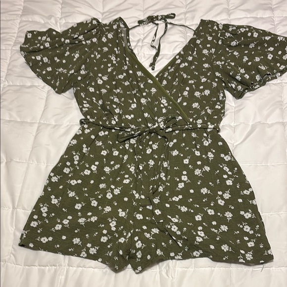 Francesca’s Mi Ami Olive Floral Print Flowy Sleeve Romper - Picture 1 of 10